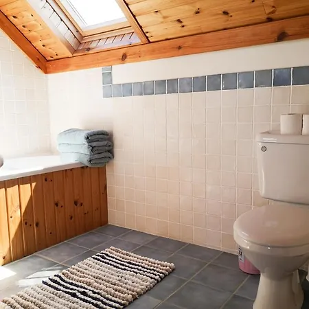 Prázdninový dům 4 Bedroomed Holiday Close To The Beach